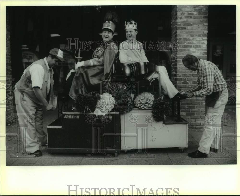 1990 Press Photo El Rey Feo Sonny Melendrez gets shoes shined at Market Square- Historic Images