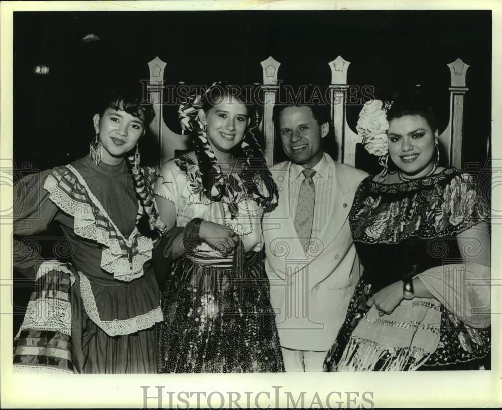 1989 Press Photo Sonny Melendrez at Feria de las Flores Event with guests- Historic Images