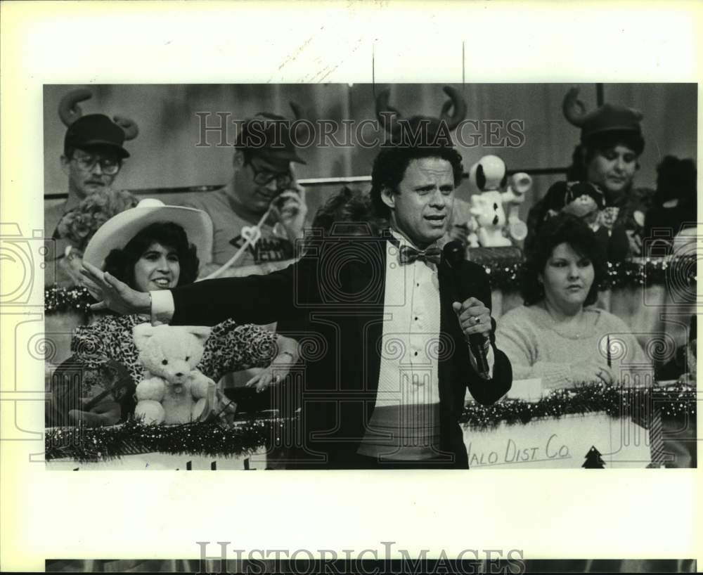 1987 Press Photo Rogers Cable, Elf Louise Telethon host Sonny Melendrez- Historic Images