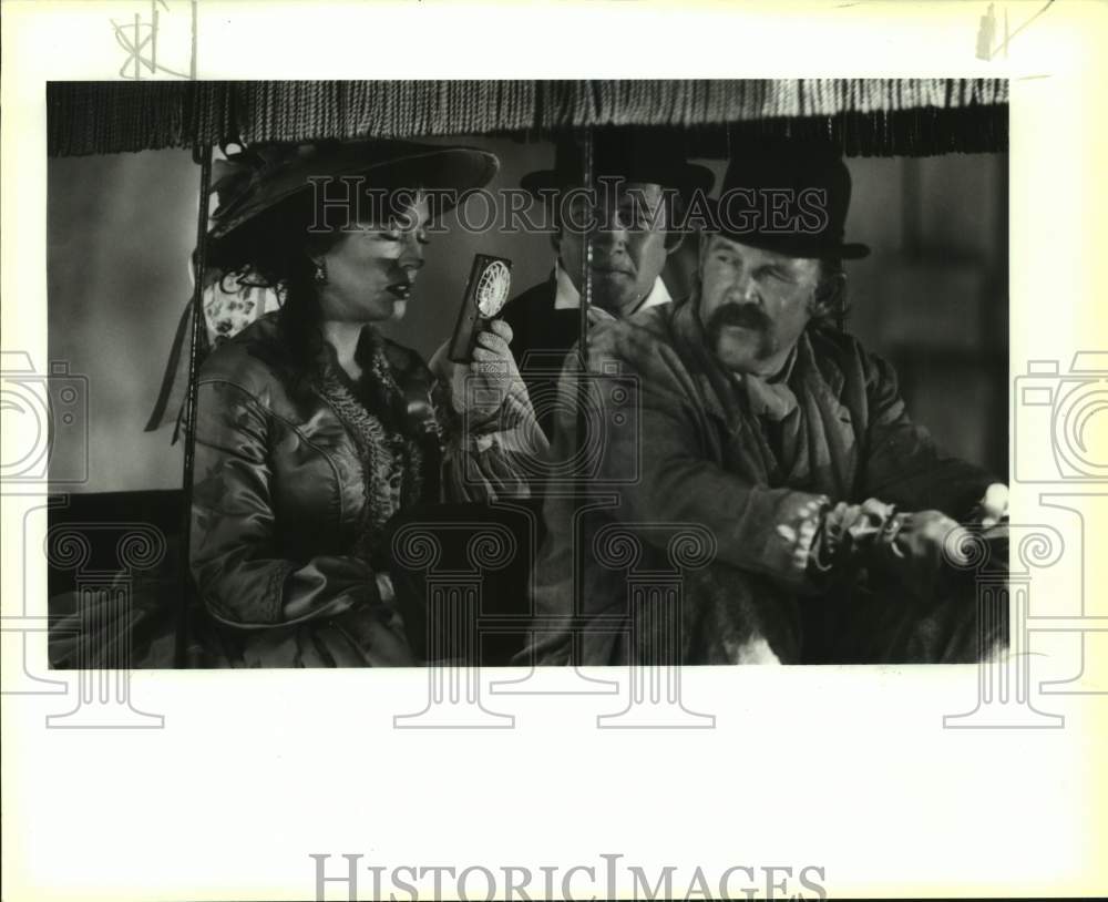 1993 Press Photo Actress Lesley-Anne Down with co-stars in St. Paul Square set- Historic Images
