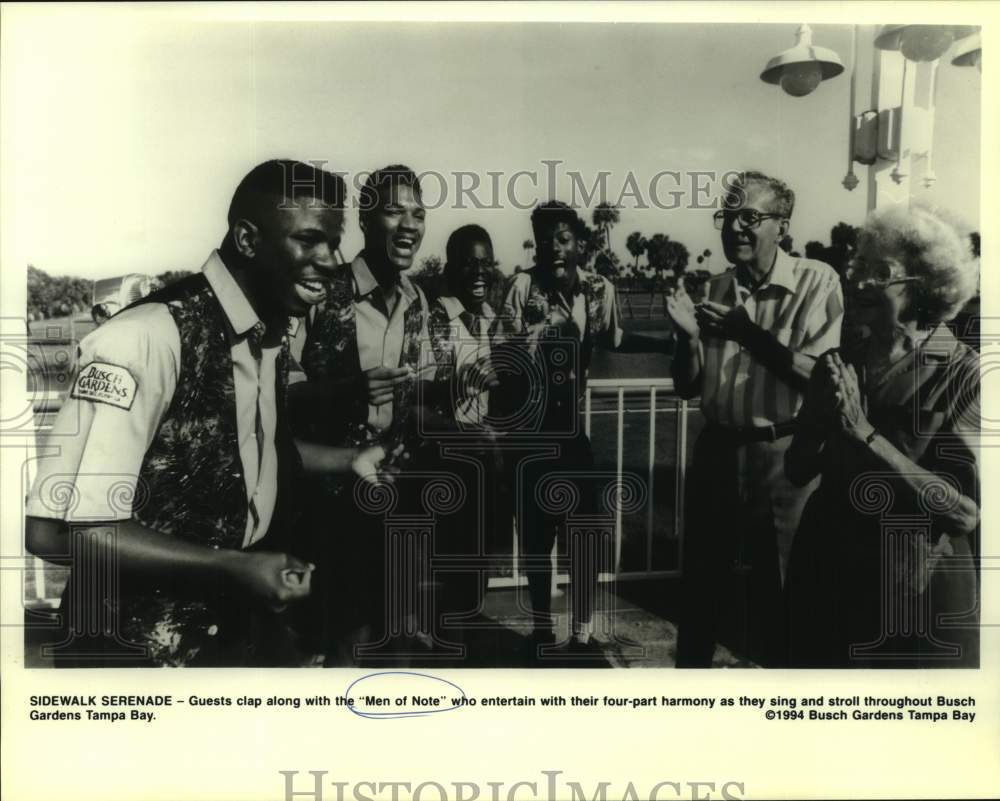 1994 Press Photo &quot;Men of Note&quot; perform at Busch Gardens in Tampa Bay with guests- Historic Images