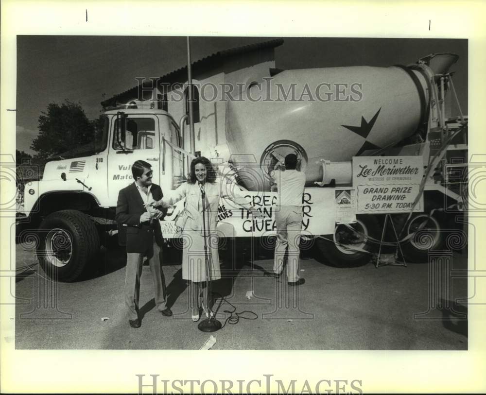 1983 Press Photo Actress Lee Meriwether announces winner in Parade of Homes- Historic Images