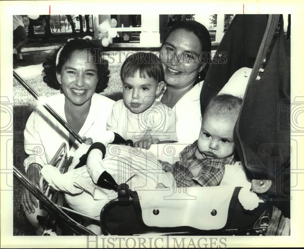 1994 Press Photo Jump-Start Performance Co's Sundae Sunday at King William Park- Historic Images