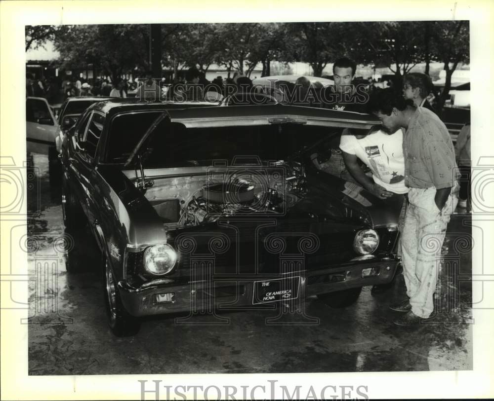 1992 Press Photo Guests of Low Riders 10th Annual Show at Rosedale Park in Texas- Historic Images