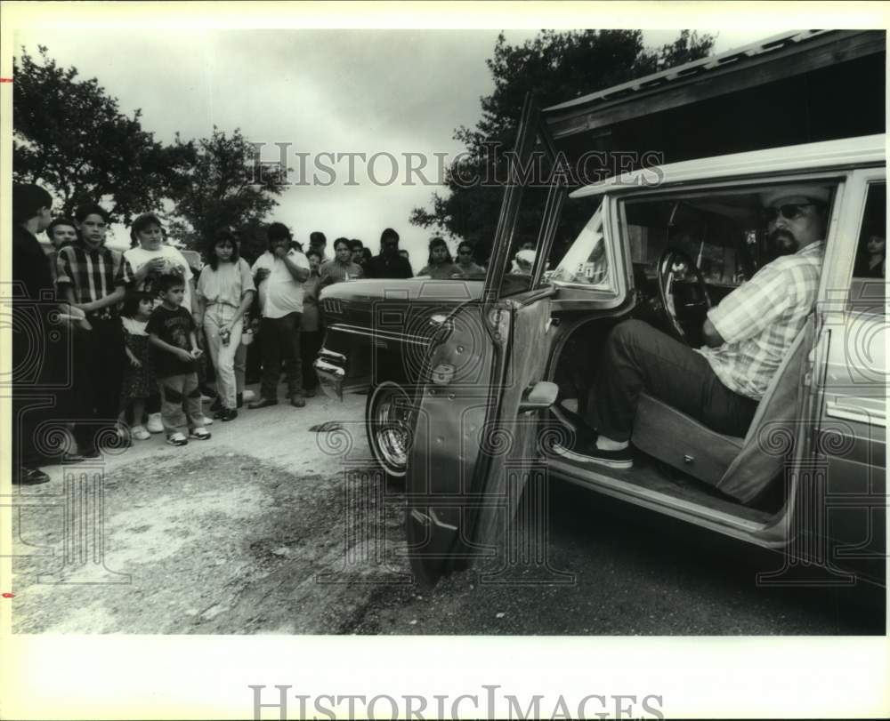 1991 Press Photo Jay Estrada demonstrates hydraulics in Low Rider at Texas Park- Historic Images