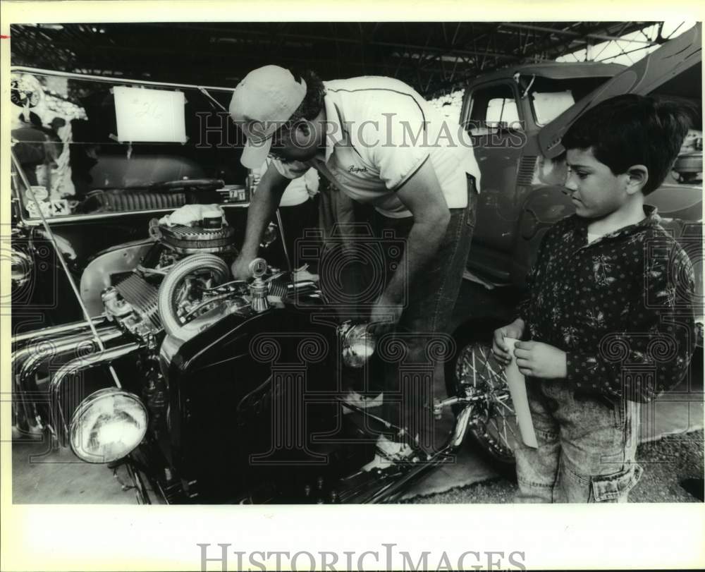 1991 Press Photo Edgar Esparza, Raymond Saenz at Low Riders Festival in Park- Historic Images