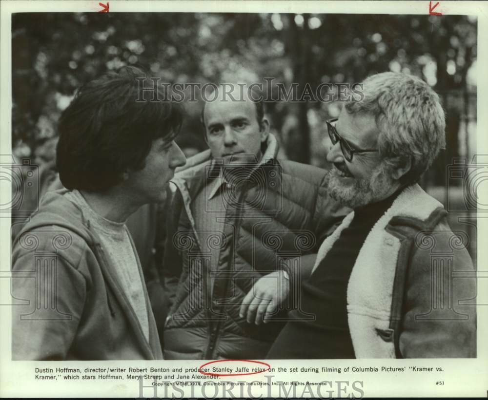1979 Press Photo Dustin Hoffman, Stanley Jaffe on set of &quot;Kramer vs. Kramer&quot;- Historic Images