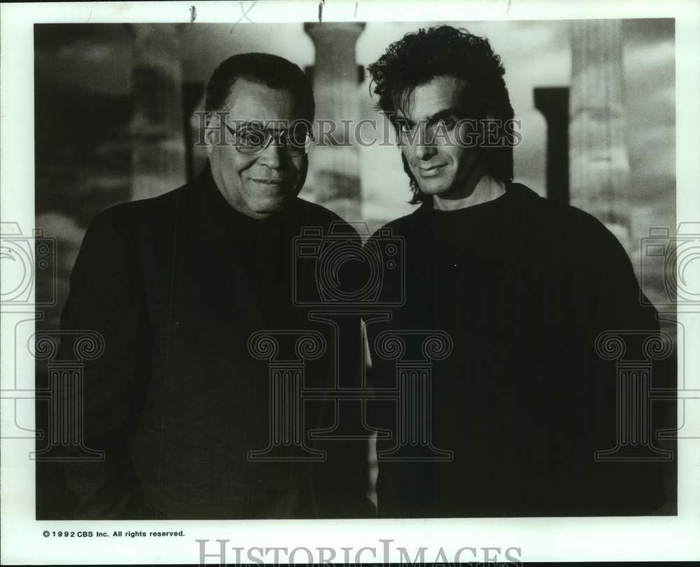 1992 Press Photo Actor James Earl Jones stands with Entertainer on CBS Show- Historic Images