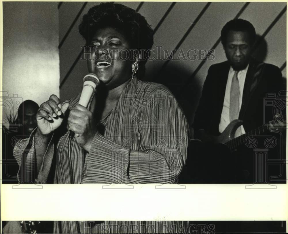 1986 Press Photo Jazz Singer Melba Joyce and Chuck Rainey perform at Razzel&#39;s- Historic Images