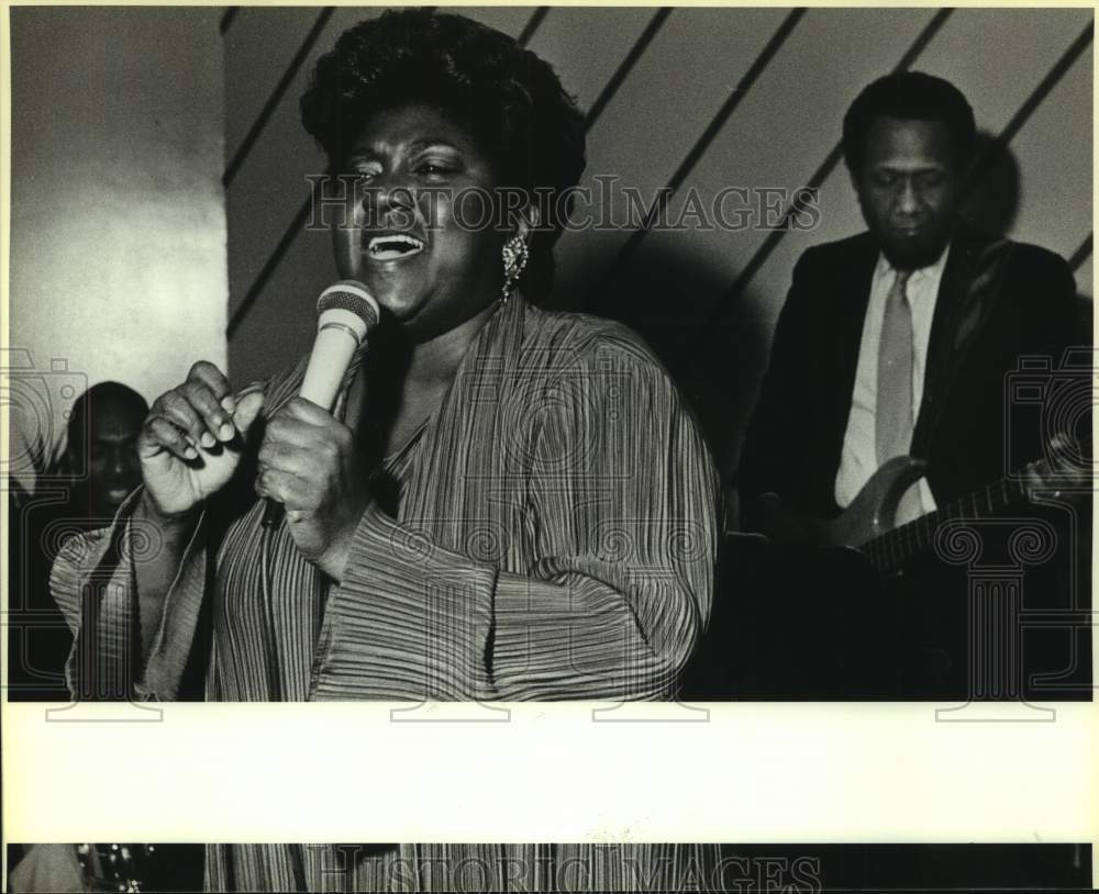 1986 Press Photo Jazz Singer Melba Joyce and Chuck Rainey perform at Razzel's- Historic Images