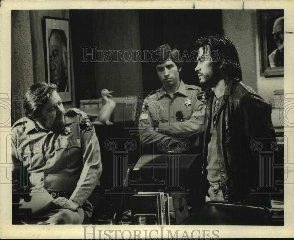 1977 Press Photo Actor Tommy Lee Jones with co-stars in movie scene - sap14617- Historic Images