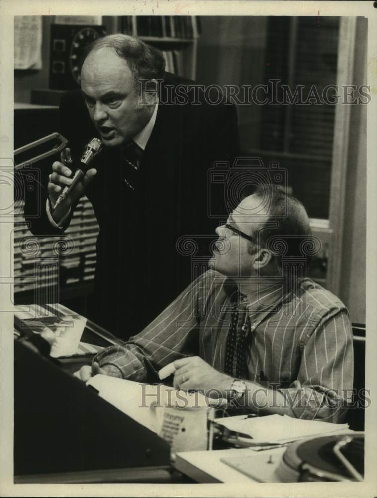 1979 Press Photo Actor Gordon Jump with co-star in show scene - sap14723- Historic Images