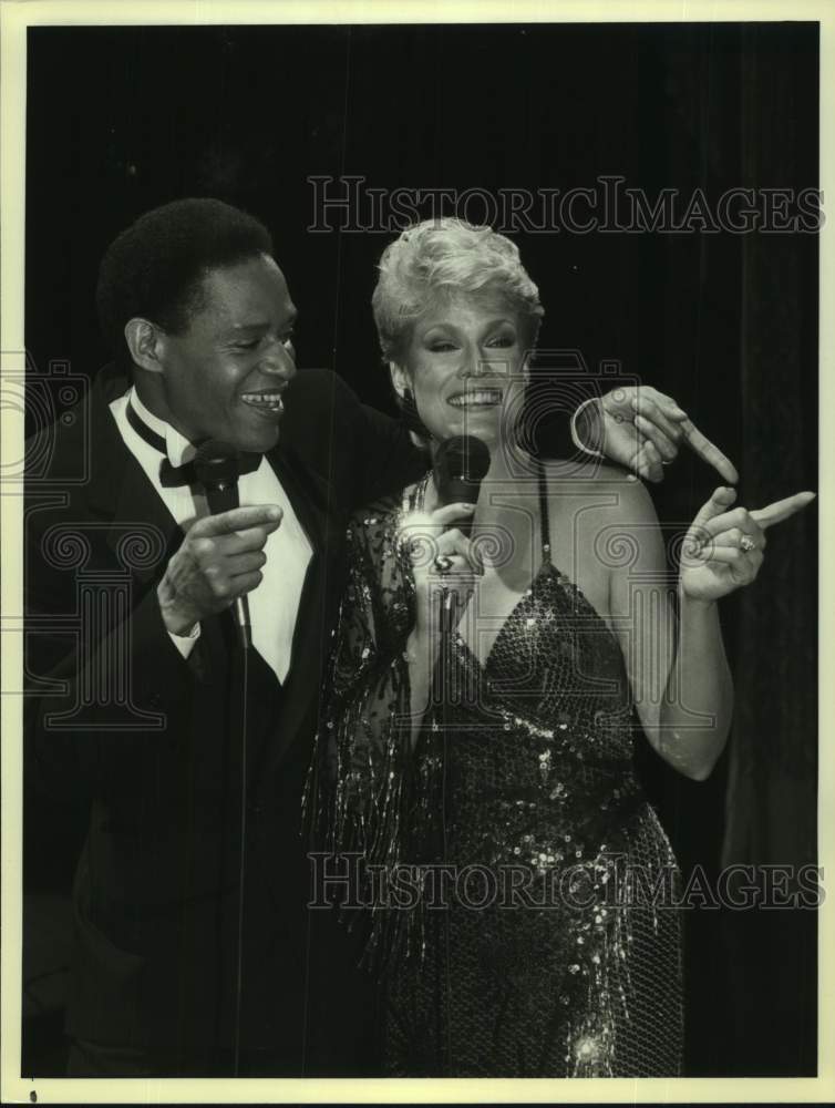 1984 Press Photo Al Jarreau, Actress Gloria Loring sing &quot;Take Me to the Pilot&quot;- Historic Images