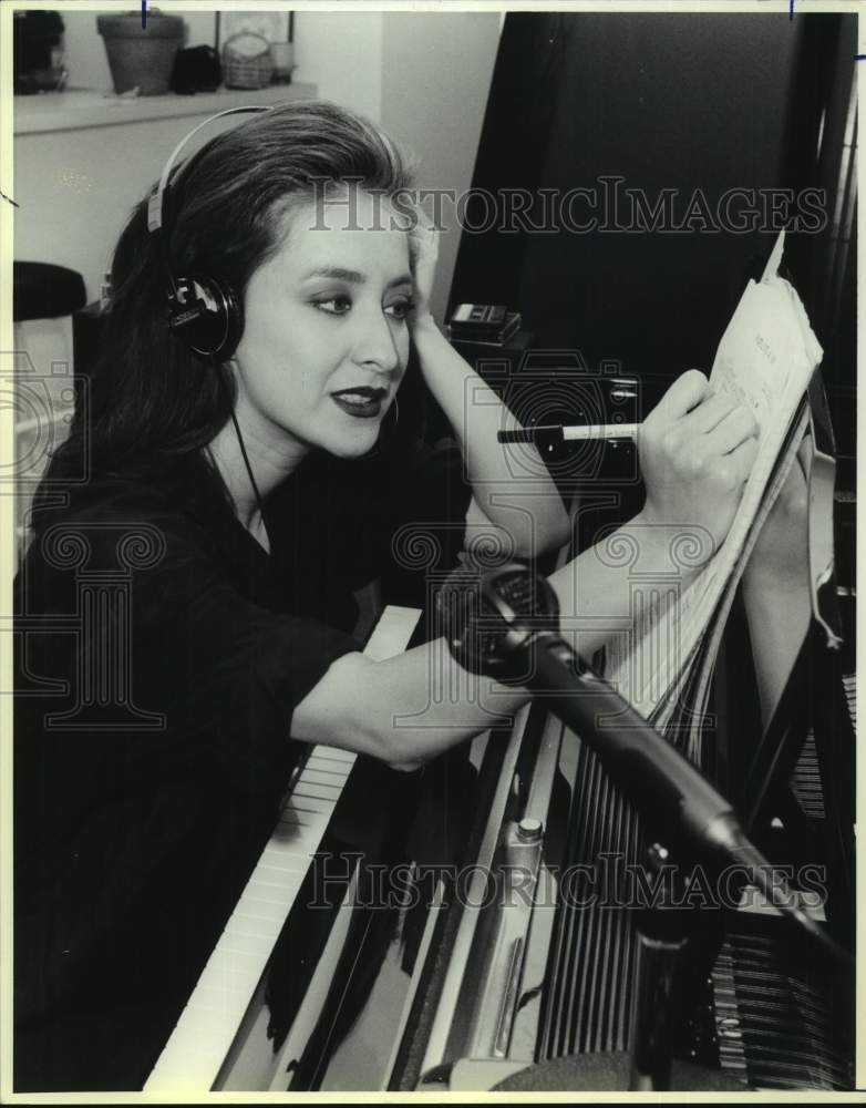 1991 Press Photo Lisa Lopez, Singer writes music - sap14942- Historic Images