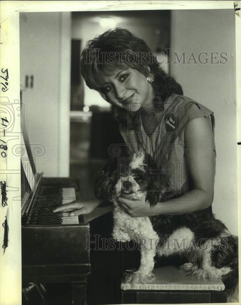 1988 Press Photo Lisa Lopez, Singer with dog at piano - sap14945- Historic Images