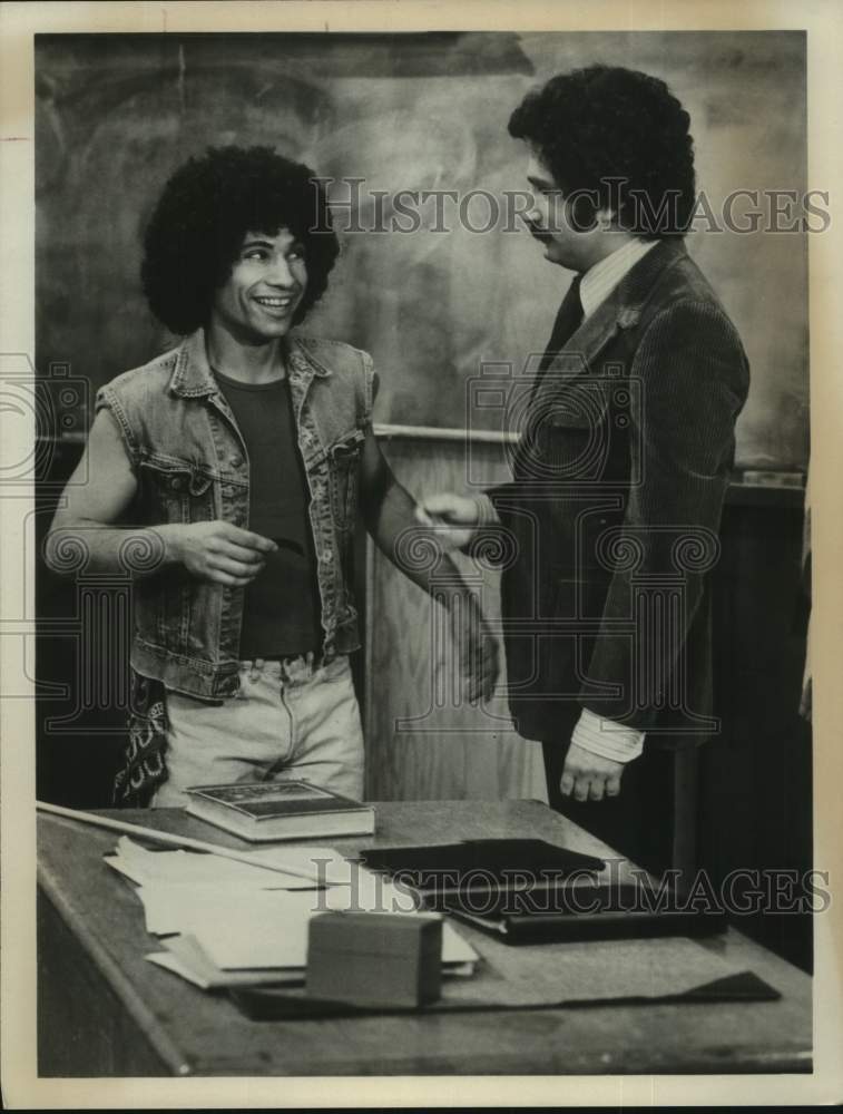 1978 Press Photo Actor Robert Hegyes with co-star in &quot;Welcome Back, Kotter&quot; Show- Historic Images