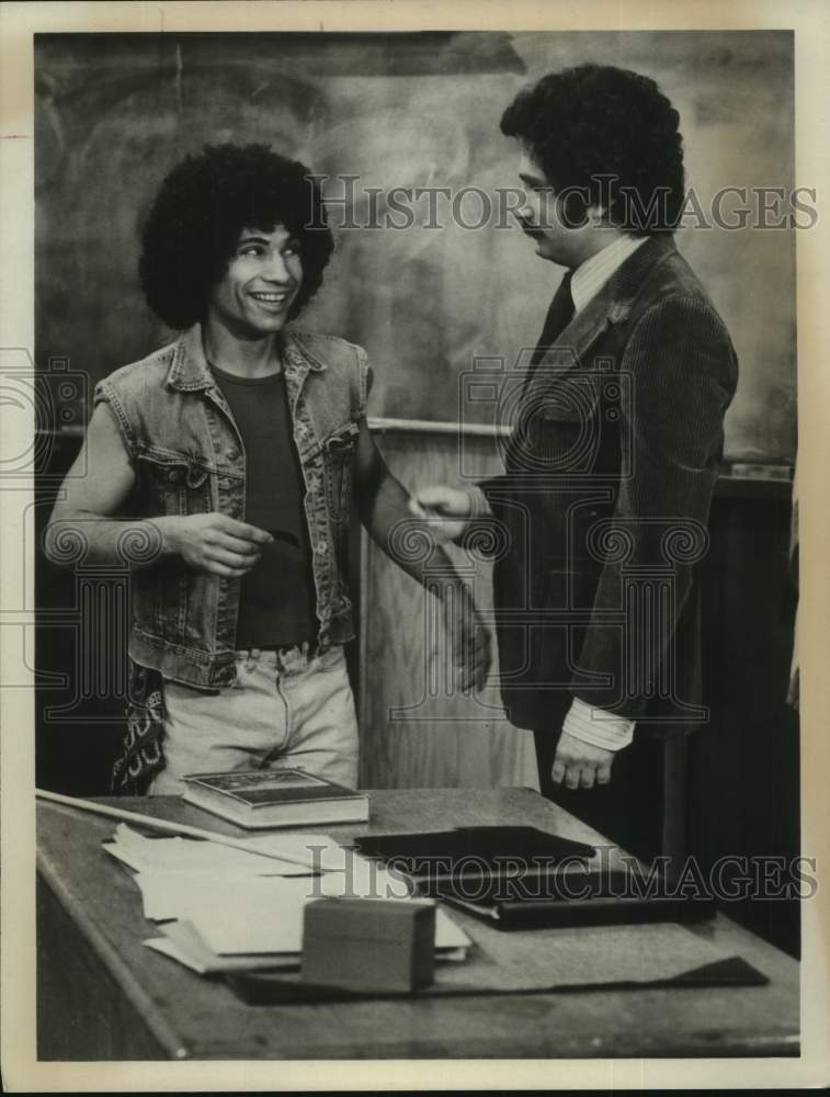 1978 Press Photo Actor Robert Hegyes with co-star in "Welcome Back, Kotter" Show- Historic Images