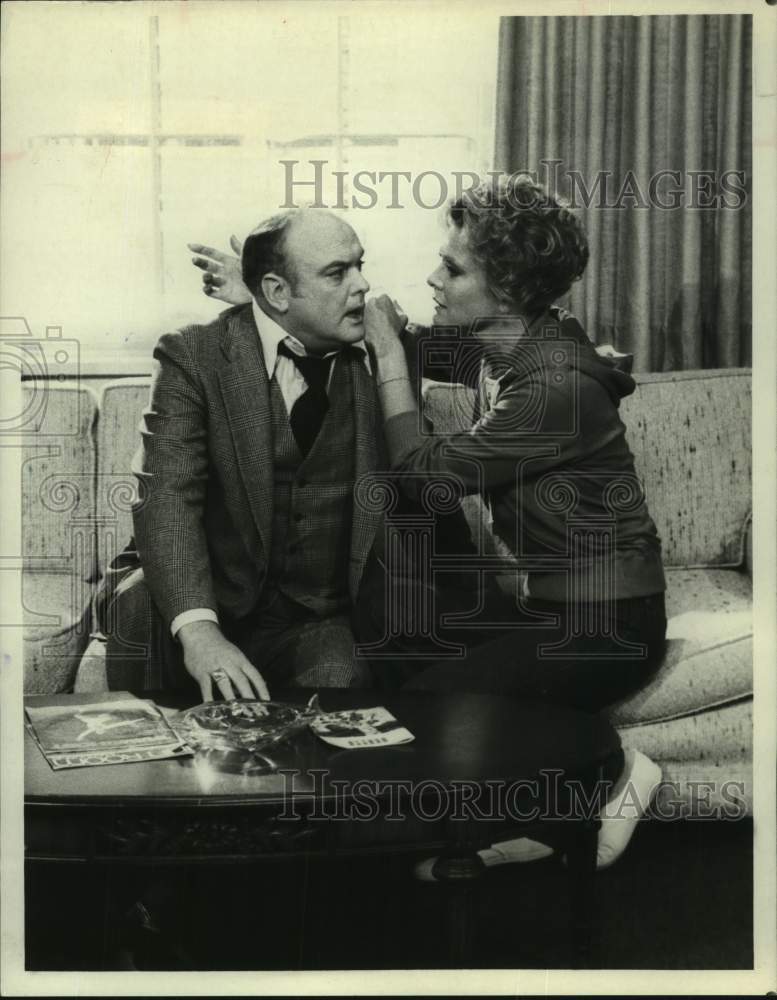1981 Press Photo Actor Gordon Jump with Actress on WKRP Cincinnati Show- Historic Images