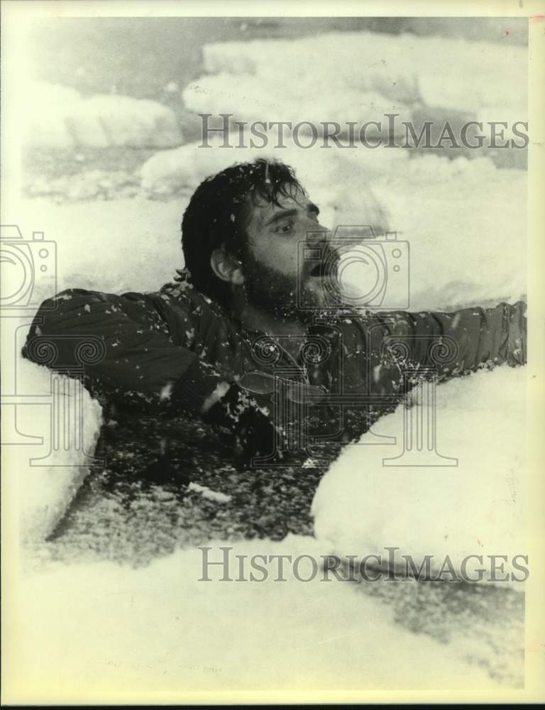 1984 Press Photo Richard Masur stars in &quot;Flight #90: Disaster onthe Potomac&quot;- Historic Images