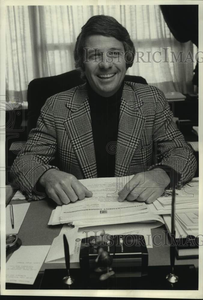 1976 Press Photo John McMahon, Vice-President of NBC, at Burbank, California.- Historic Images