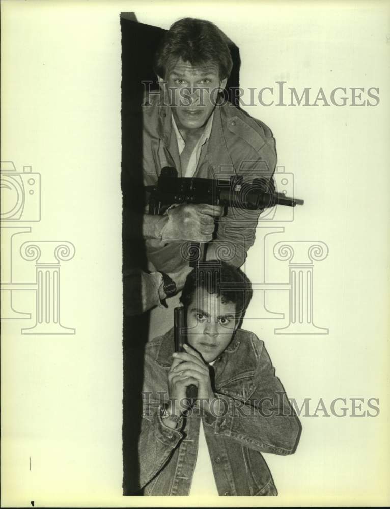 1984 Press Photo Actors Chad McQueen and Marc Singer in &quot;V&quot; on NBC-TV- Historic Images