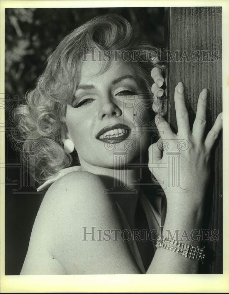 1983 Press Photo Gaylynn Monroe from California downtown at Marriott Hotel- Historic Images