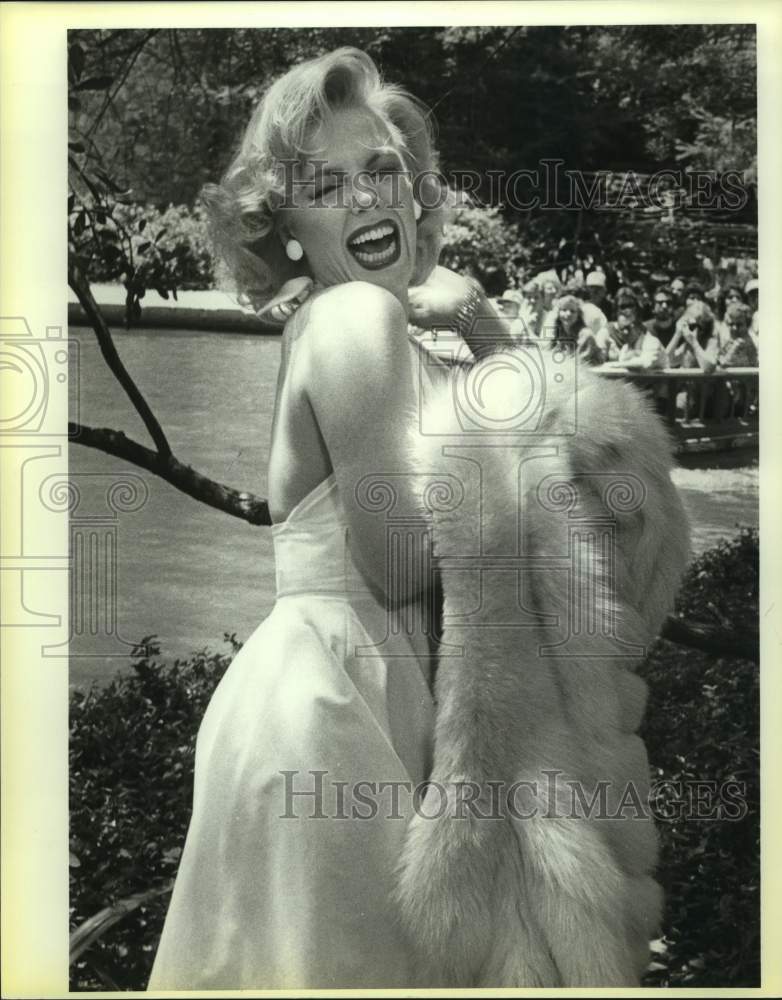 1983 Press Photo Gaylynn Monroe from California poses at Marriott Hotel downtown- Historic Images