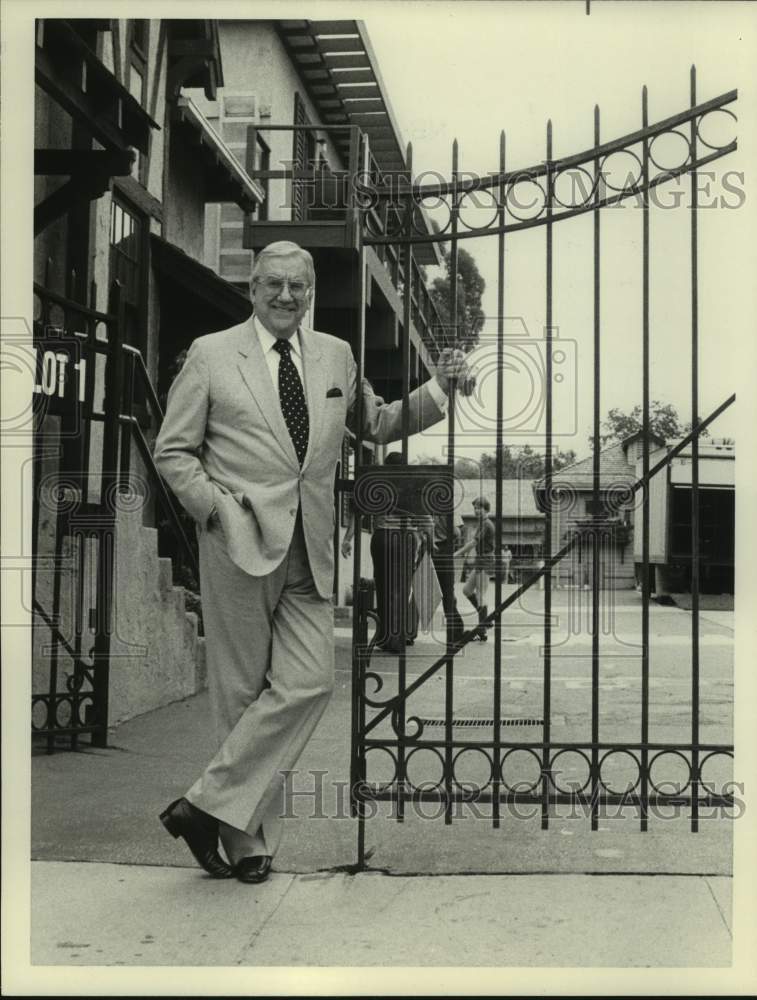 1983 Press Photo Ed McMahon in Hollywood at A&amp;M Studios, Charlie Chaplin Gate- Historic Images