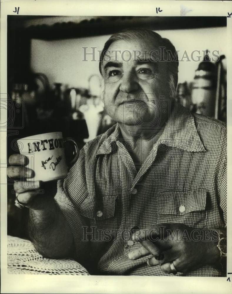 1976 Press Photo Set Decorator Anthony Montenaro, at home in Burbank, California- Historic Images