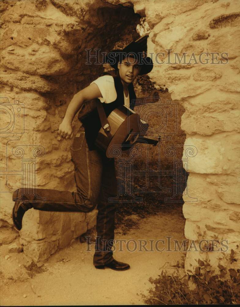 1998 Press Photo Entertainer Chris Michaels - sap15799- Historic Images