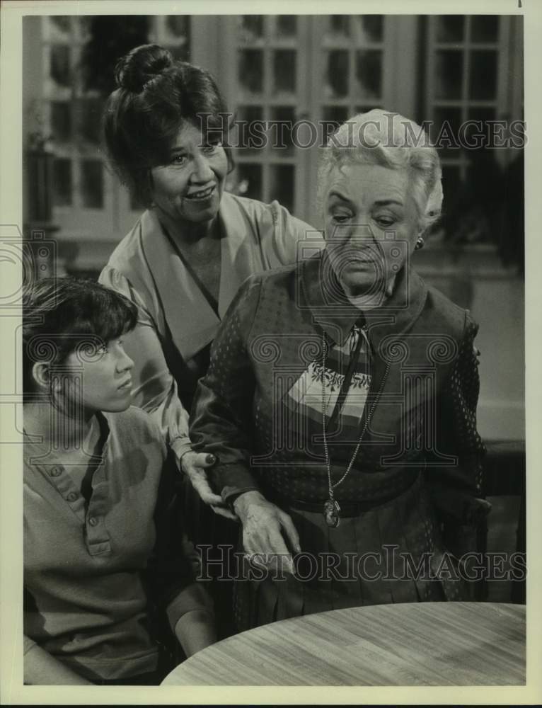 1982 Press Photo Actress Molly Picon with co-stars in "The Facts of Life" on NBC- Historic Images