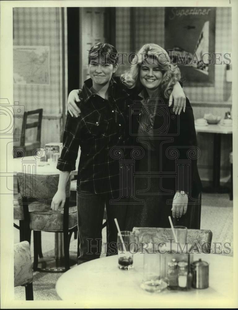 1982 Press Photo Actresses Nancy McKeon, Lisa Whelchel in &quot;The Facts of Life&quot;- Historic Images