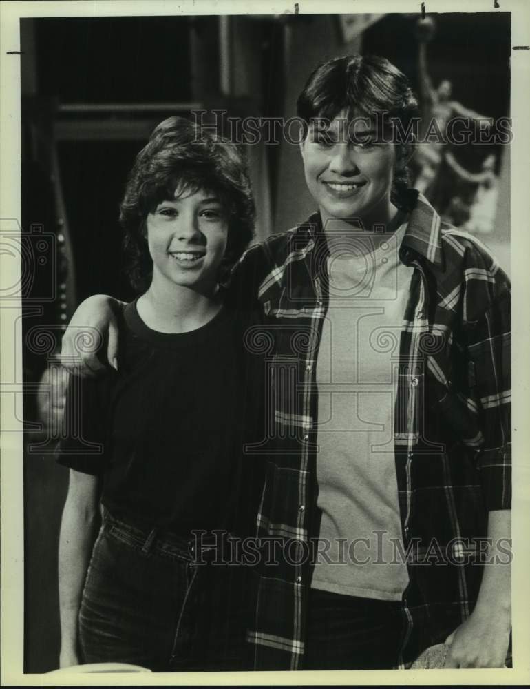 1982 Press Photo Actresses Nancy McKeon, Megan Follows in &quot;The Facts of Life&quot;- Historic Images