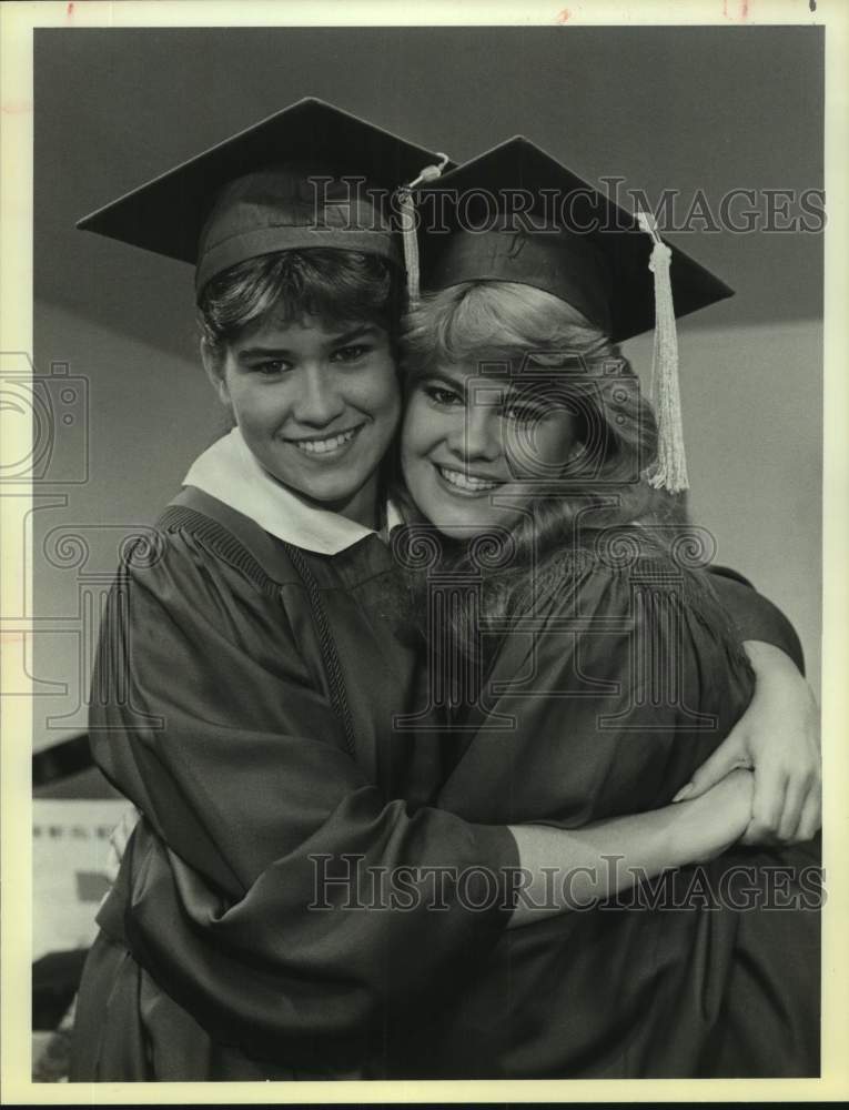 1983 Press Photo Actresses Lisa Whelchel and Nancy McKeon in "The Facts of Life"- Historic Images