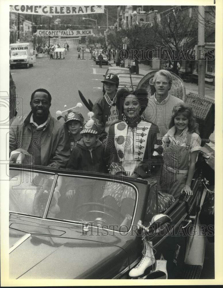 1987 Press Photo Hank Aaron, Baseball Legend with Actors in NBC Television Show- Historic Images