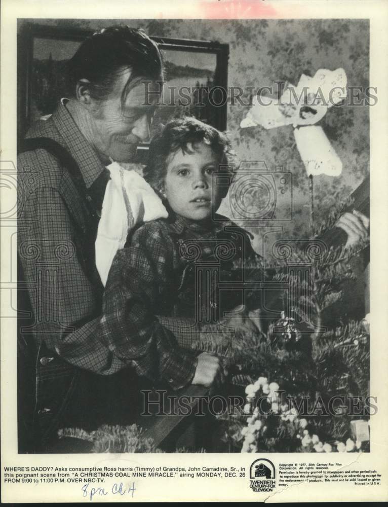 1977 Press Photo Ross Harris and John Carradine in A Christmas Coal Mine Miracle- Historic Images