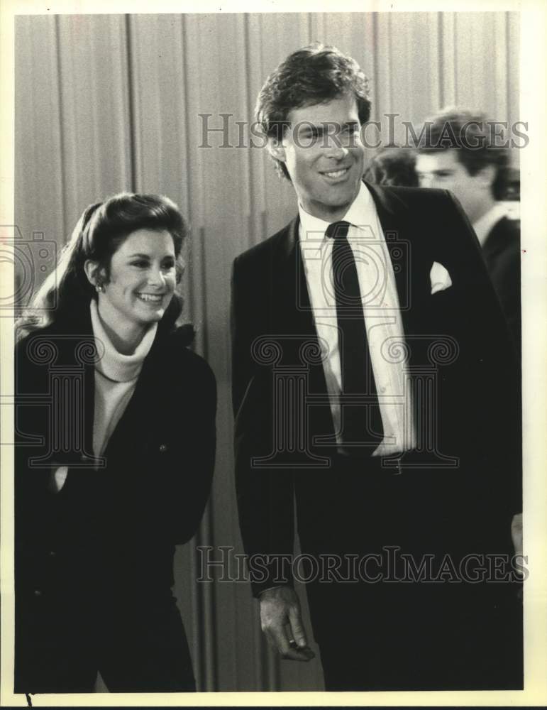 1985 Press Photo Stephanie Zimbalist and James Houghton on Remington Steele.- Historic Images