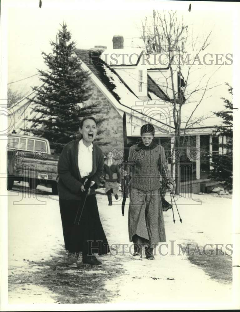 1992 Press Photo Tess Harper, Josie Scothern in "In the Line of Duty: Standoff"- Historic Images