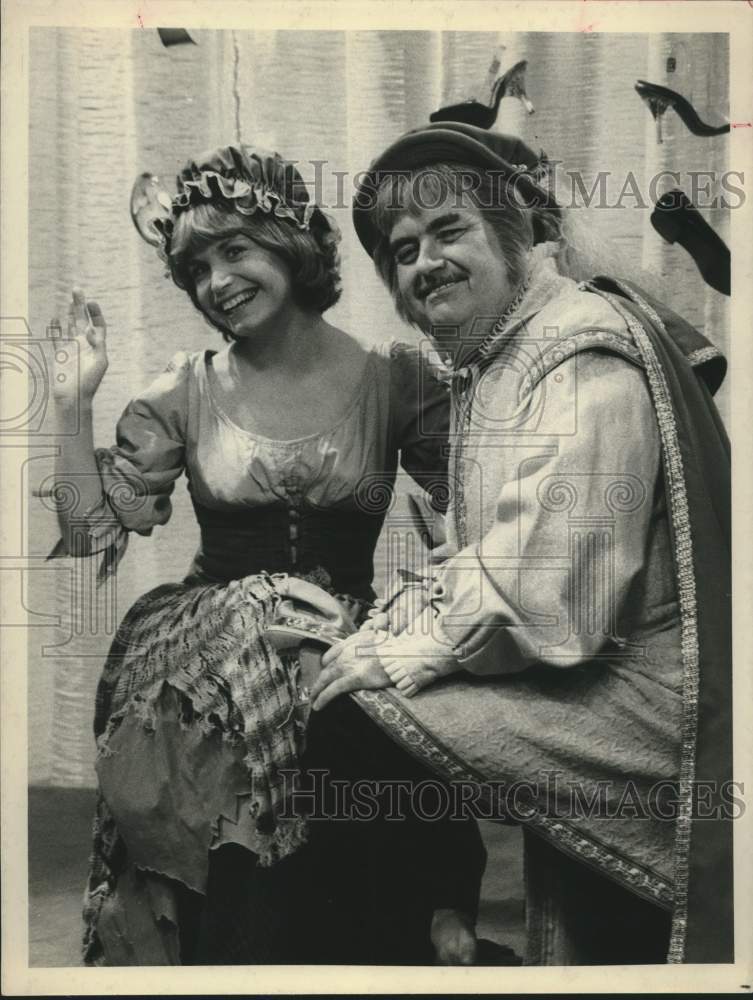 1978 Press Photo Actor Bob Keeshan as Captain Kangaroo with Actress in Show- Historic Images