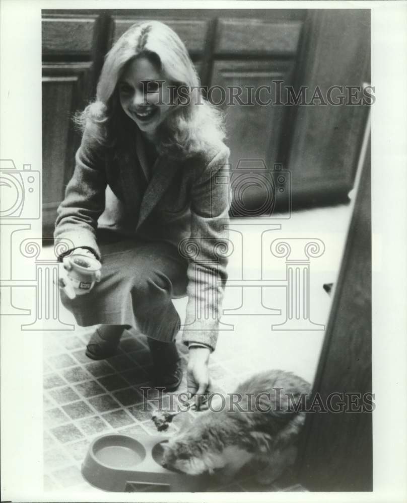 1978 Press Photo Actress Dianne Kay feeds her cat, Ocho, at home - sap16510- Historic Images