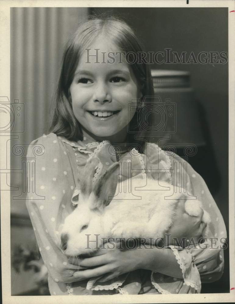 1980 Press Photo Actress Eileen Kearney holds rabbit - sap16704- Historic Images