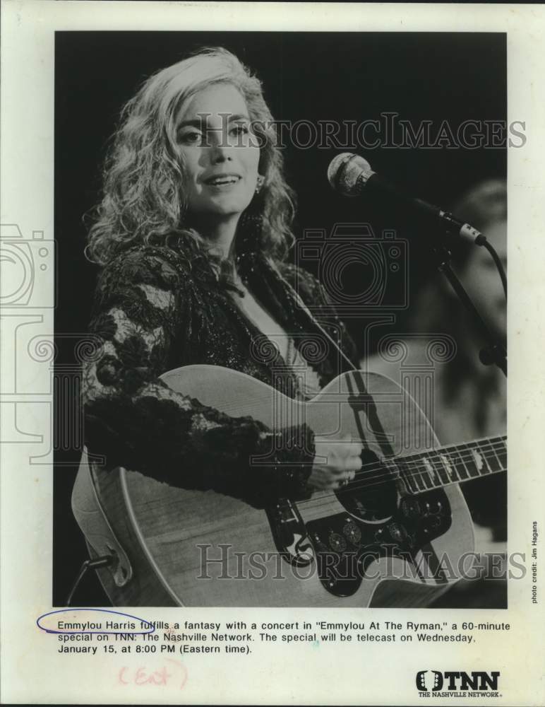 1998 Press Photo Emmylou Harris performs on Emmylou at the Ryman, on TNN.- Historic Images