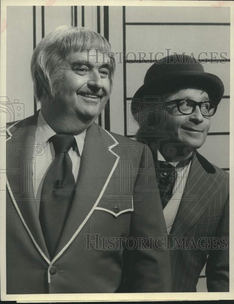 1977 Press Photo Bob Keeshan, Arte Johnson on &quot;Captain Kangaroo&quot; on CBS TV- Historic Images