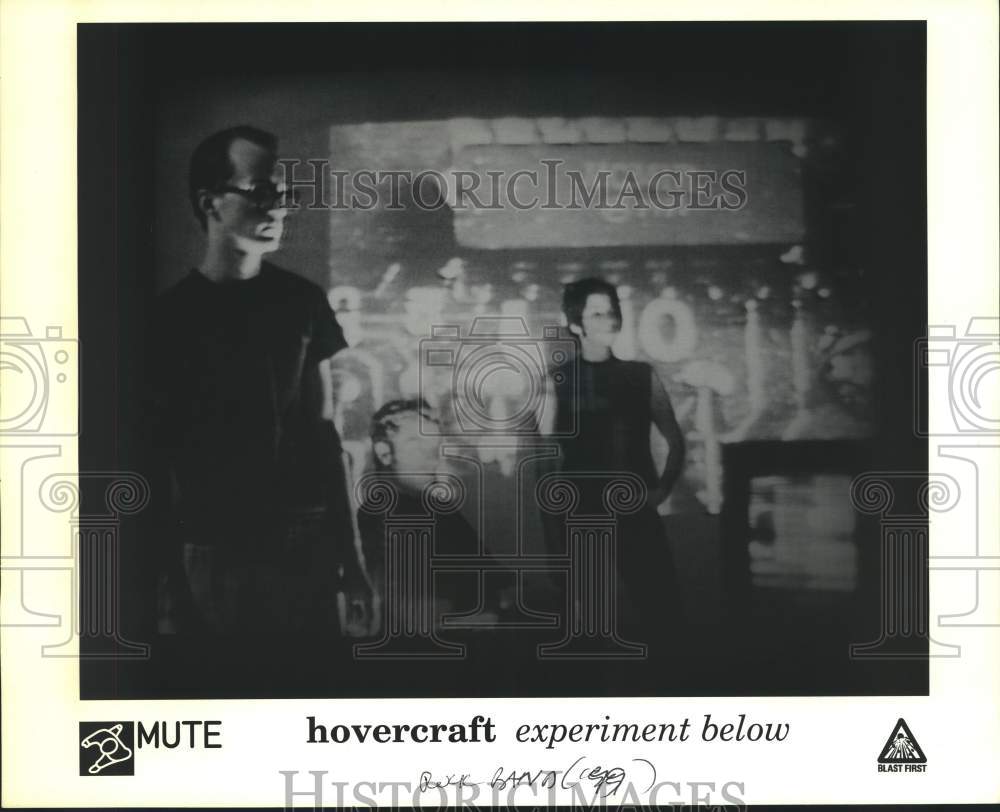 1999 Press Photo Two Members of the rock band &quot;Hovercraft Experiment Below&quot;- Historic Images