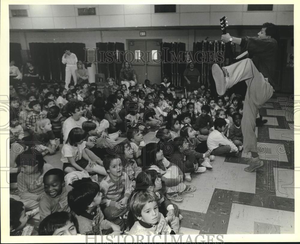 1988 Press Photo Consummate Music Man Rudi Harst at Wilshire Elementary School- Historic Images