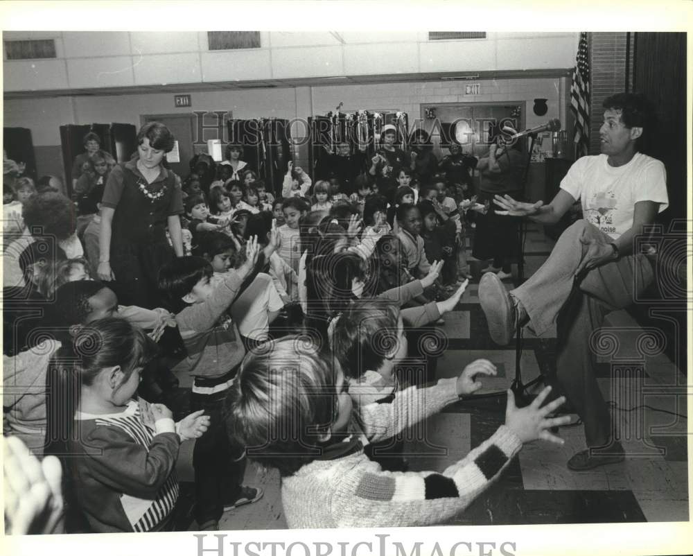 1988 Press Photo Rudi Harst at Wilshire Elementary School, Consummate Music Man- Historic Images