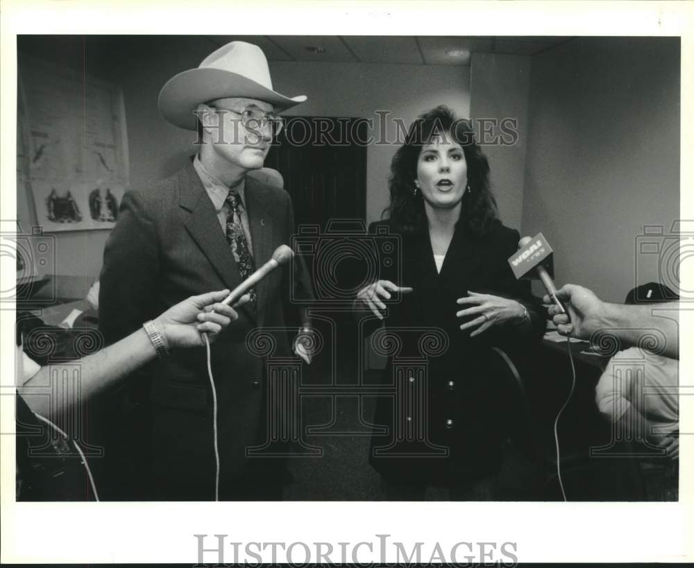 1993 Press Photo Robert Martindale and Vocalist Holly Dunn speak at Fundraiser- Historic Images