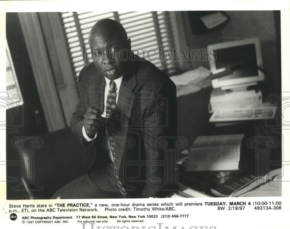 1997 Press Photo Actor Steve Harris in &quot;The Practice&quot; on ABC Television Network- Historic Images