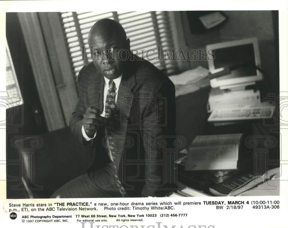 1997 Press Photo Actor Steve Harris in "The Practice" on ABC Television Network- Historic Images