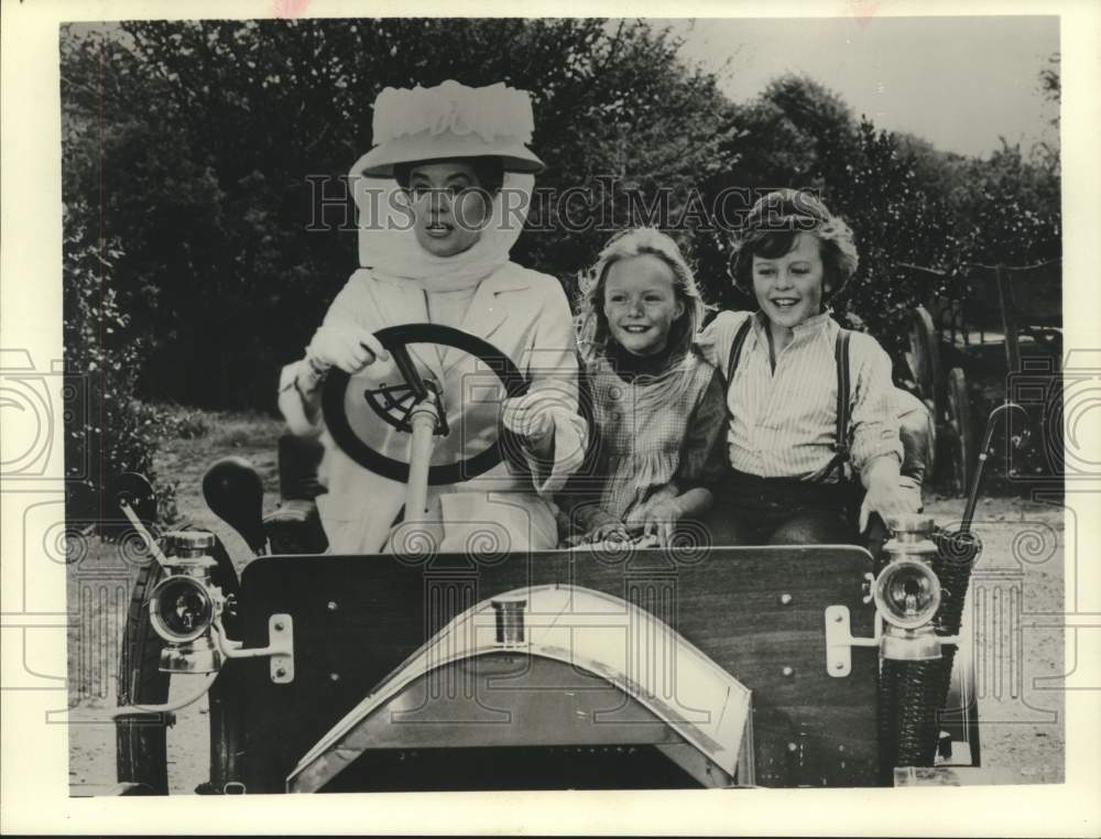 1975 Press Photo Actors Sally Ann Howes, Heather Ripley, co-star in show scene- Historic Images